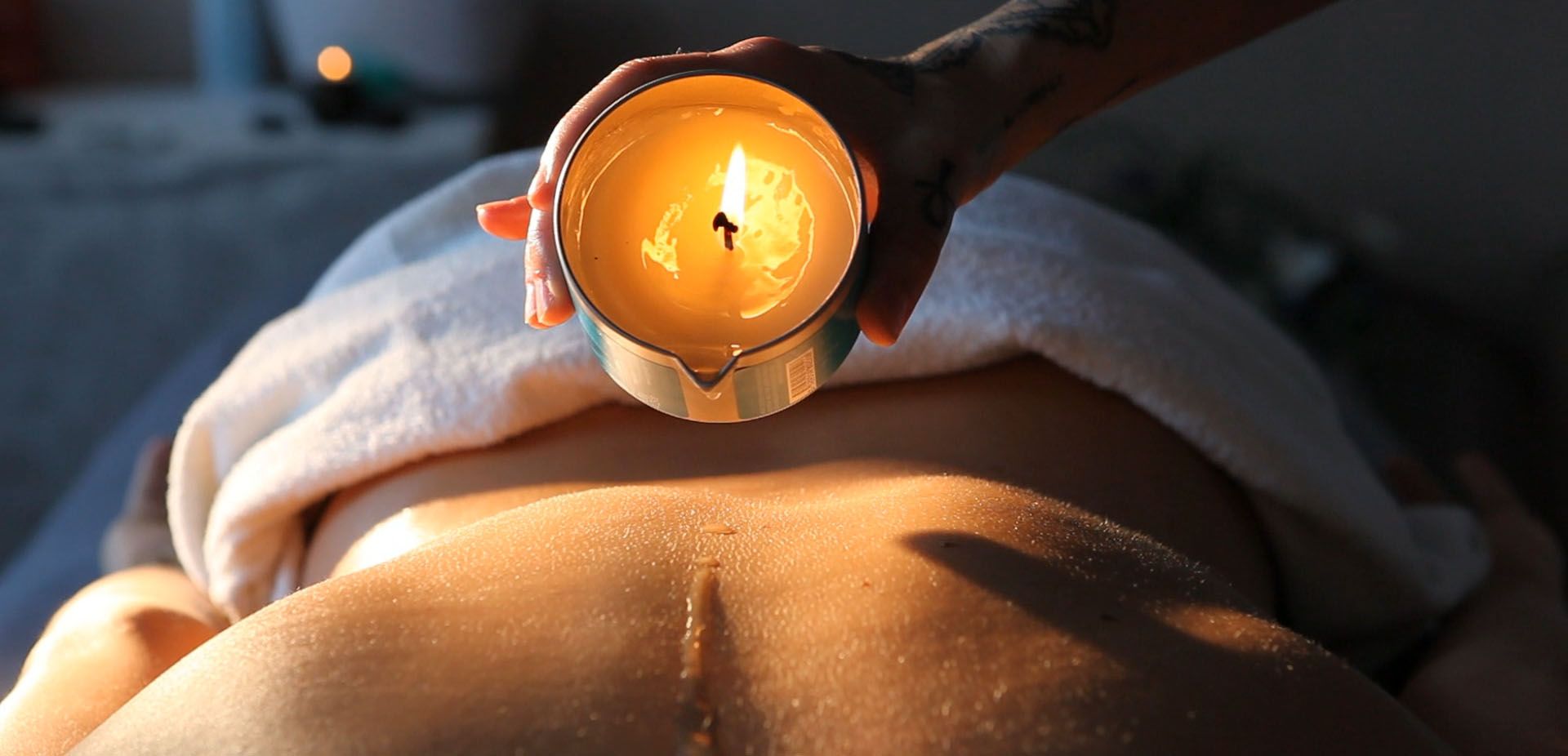 Massage à la bougie, ORAH centre bien-être ORAH Cours de massage, Kobido, Lomi Lomi, massage sportif et massage classique, massage assis, formations bien-être au centre Orah, école accréditée ASCA à Lausanne